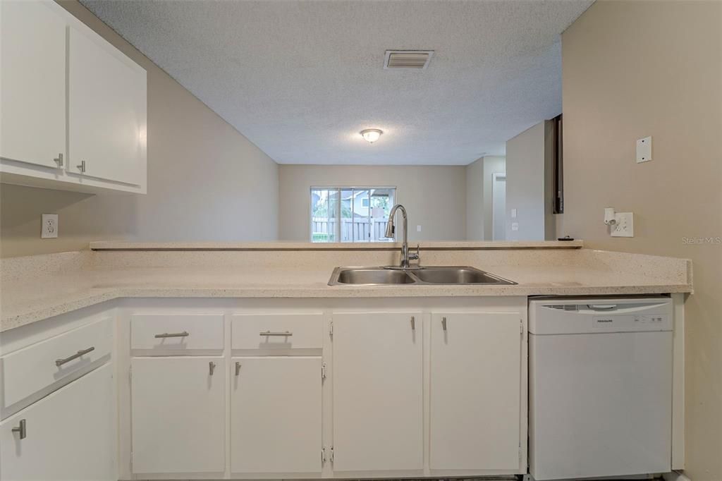 Под контрактом: $380,000 (3 спален, 2 ванн, 1603 Квадратных фут)