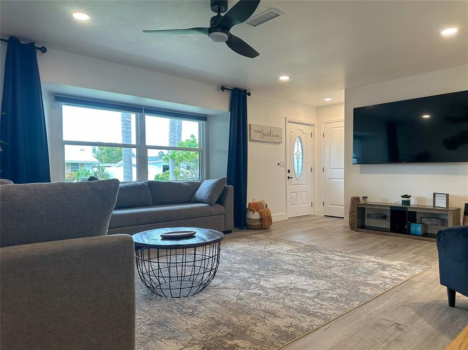 出租: $3,300 (2 贝兹, 2 浴室, 1505 平方英尺)