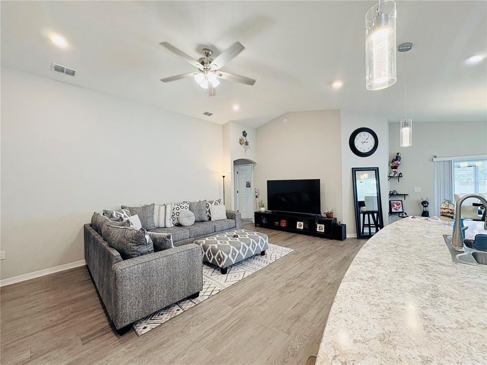 En Renta: $2,200 (4 camas, 2 baños, 1698 Pies cuadrados)