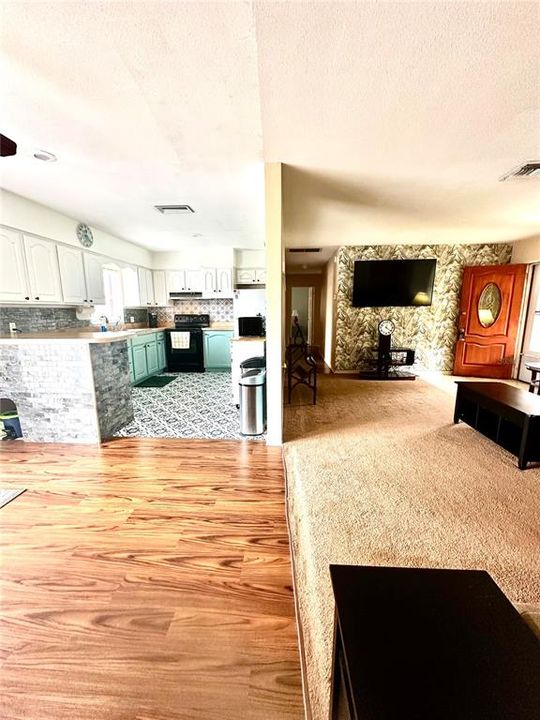 For Sale: $239,900 (3 beds, 2 baths, 1625 Square Feet)