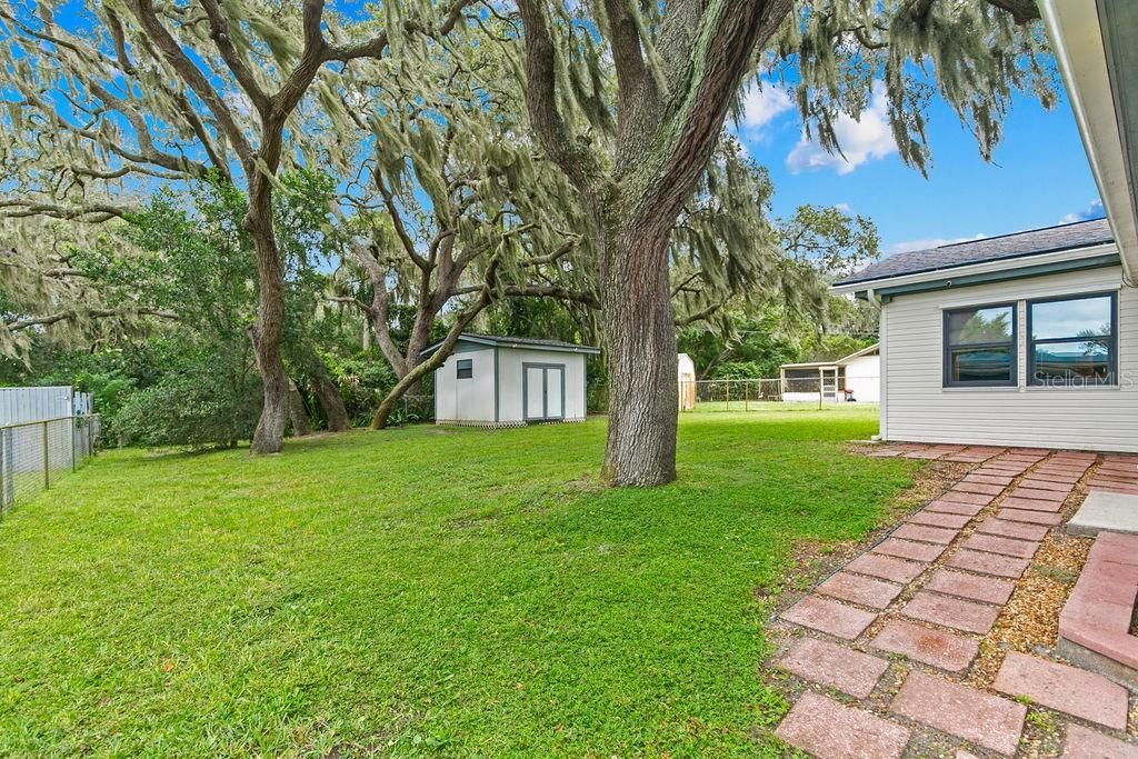 For Sale: $354,900 (3 beds, 3 baths, 2052 Square Feet)