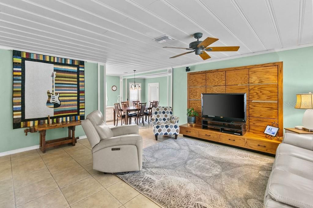 For Sale: $354,900 (3 beds, 3 baths, 2052 Square Feet)