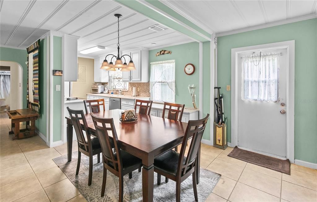 For Sale: $354,900 (3 beds, 3 baths, 2052 Square Feet)