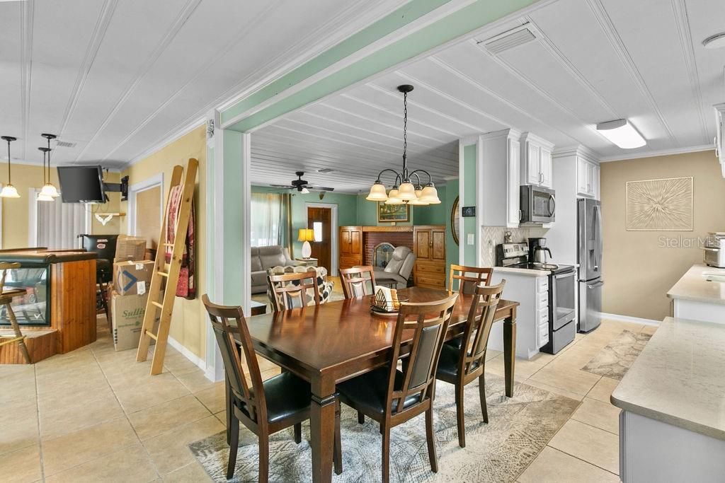 For Sale: $354,900 (3 beds, 3 baths, 2052 Square Feet)