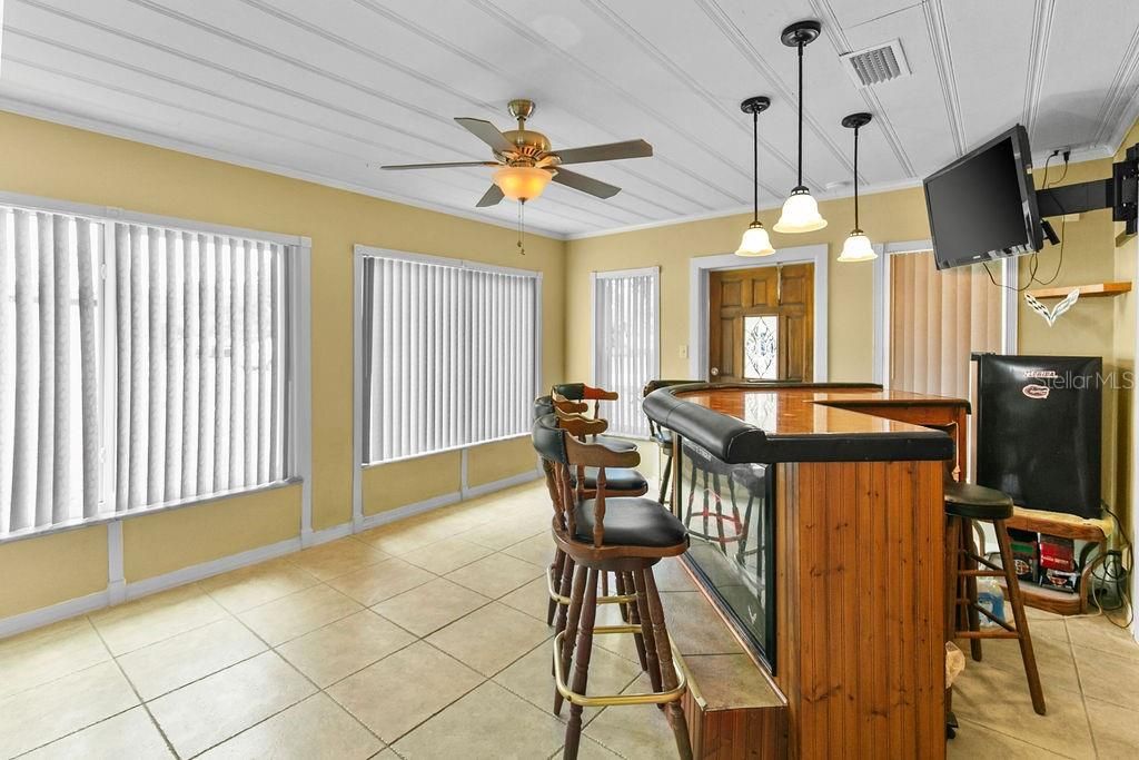 For Sale: $354,900 (3 beds, 3 baths, 2052 Square Feet)