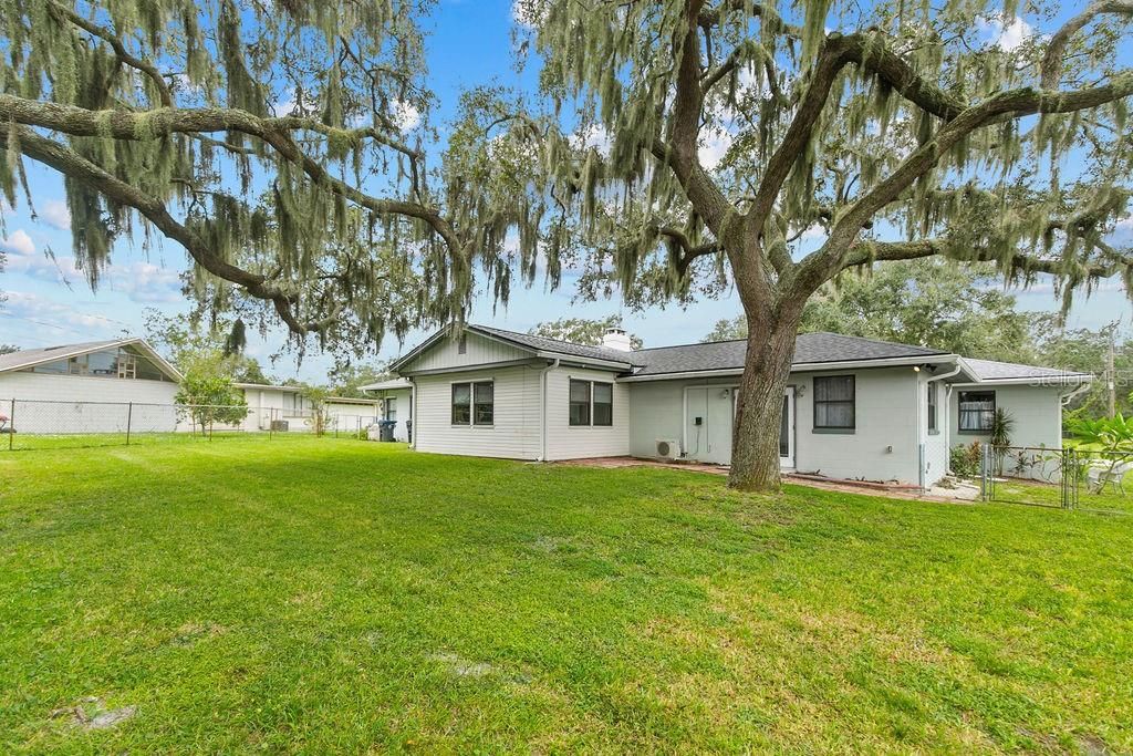 For Sale: $354,900 (3 beds, 3 baths, 2052 Square Feet)