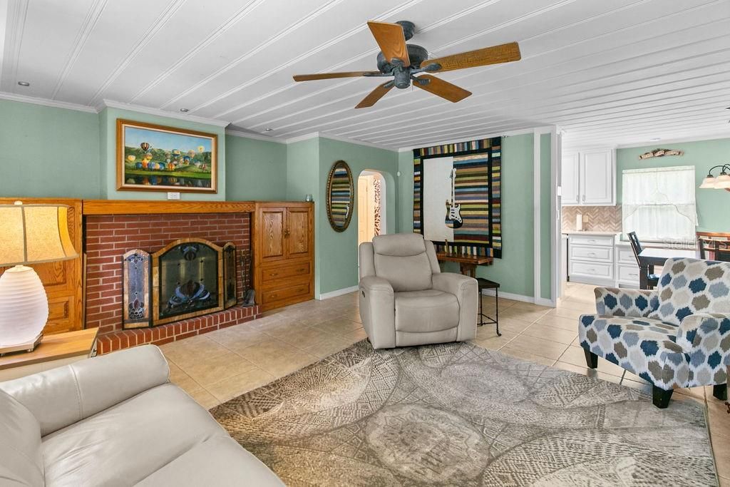 For Sale: $354,900 (3 beds, 3 baths, 2052 Square Feet)