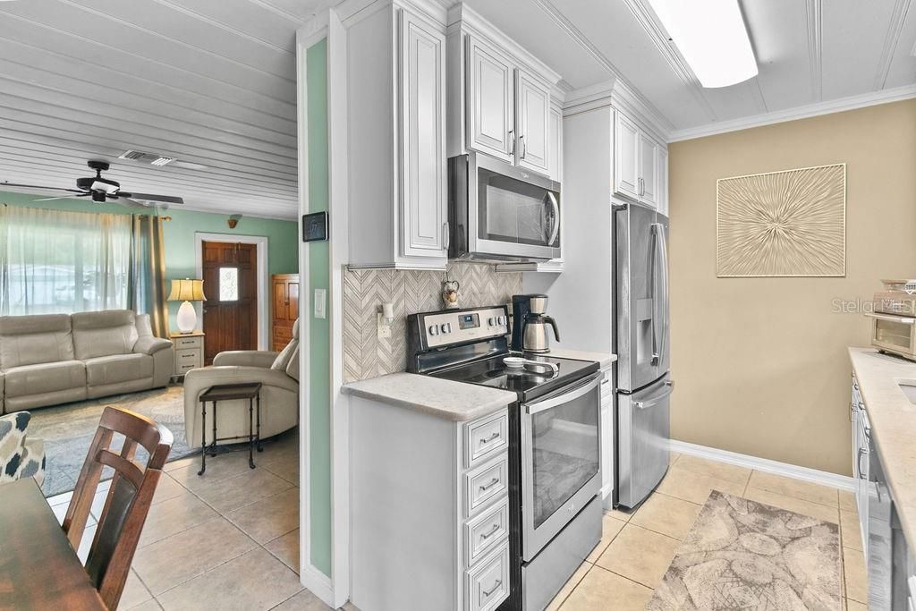 For Sale: $354,900 (3 beds, 3 baths, 2052 Square Feet)