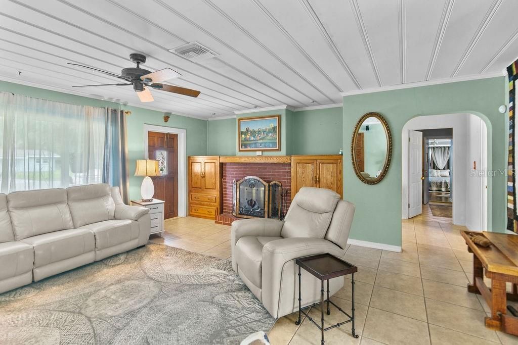 For Sale: $354,900 (3 beds, 3 baths, 2052 Square Feet)