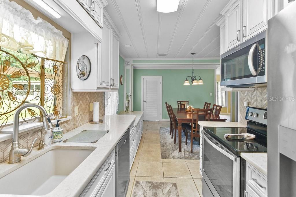 For Sale: $354,900 (3 beds, 3 baths, 2052 Square Feet)