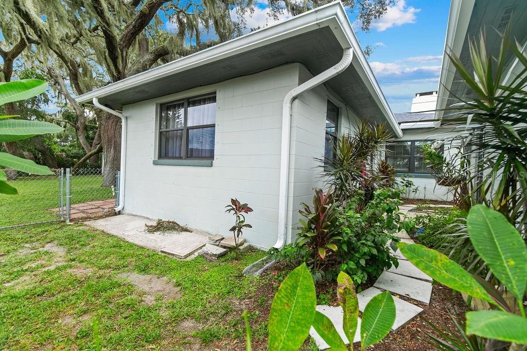 For Sale: $354,900 (3 beds, 3 baths, 2052 Square Feet)