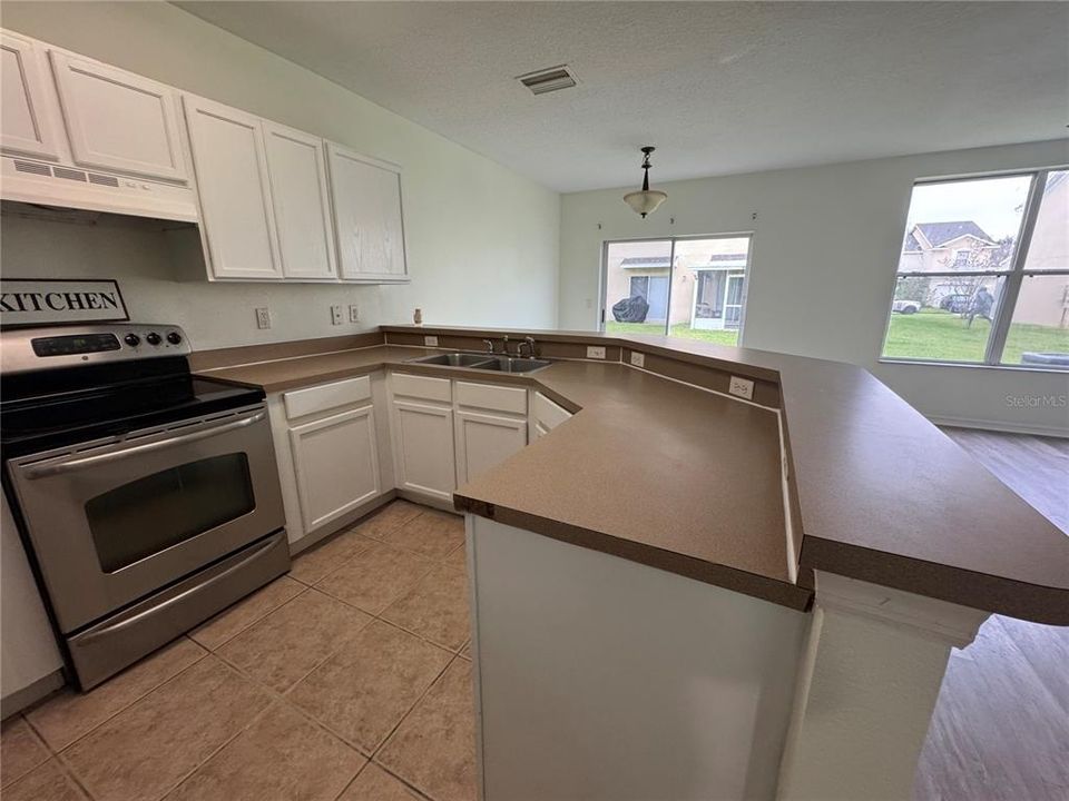 Active With Contract: $215,000 (3 beds, 2 baths, 1387 Square Feet)