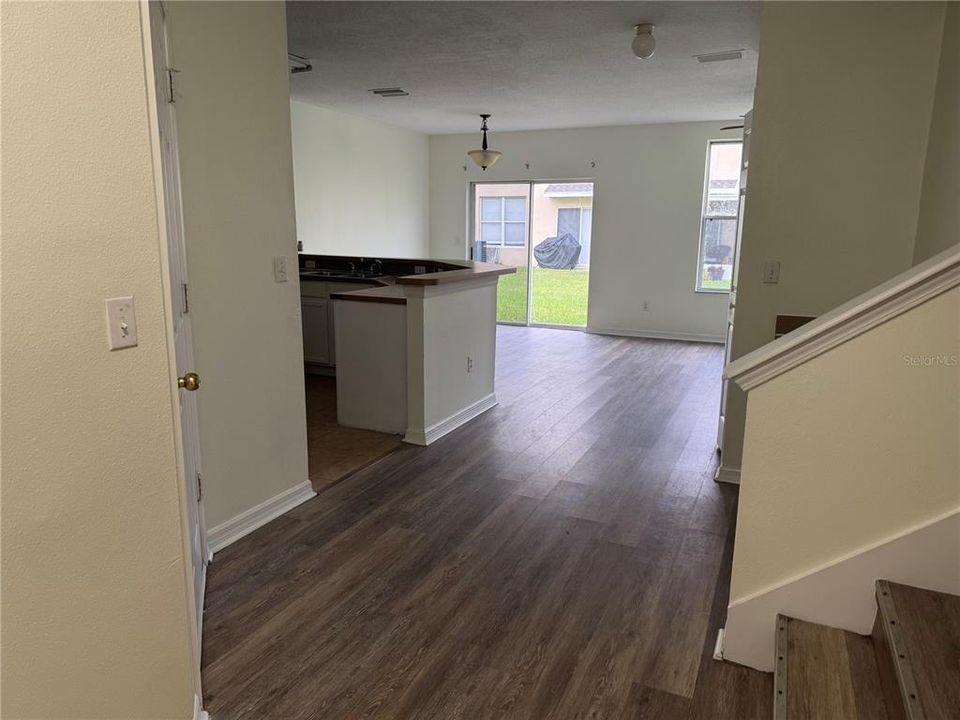 Active With Contract: $215,000 (3 beds, 2 baths, 1387 Square Feet)