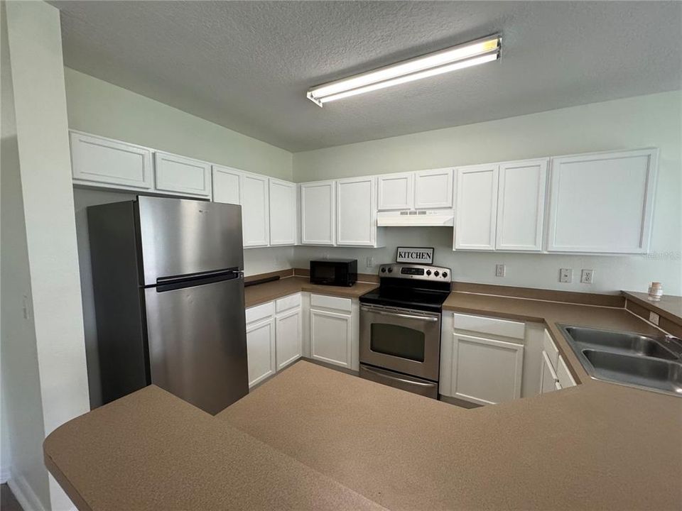 Active With Contract: $215,000 (3 beds, 2 baths, 1387 Square Feet)