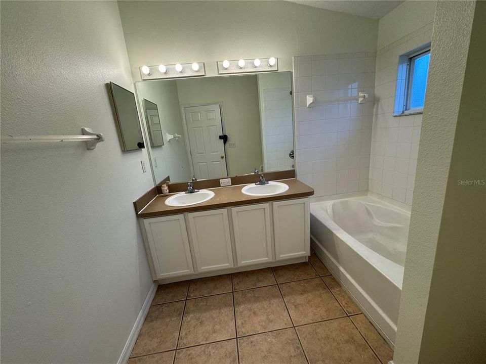 Active With Contract: $215,000 (3 beds, 2 baths, 1387 Square Feet)