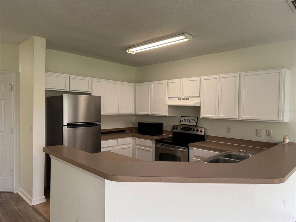 Active With Contract: $215,000 (3 beds, 2 baths, 1387 Square Feet)