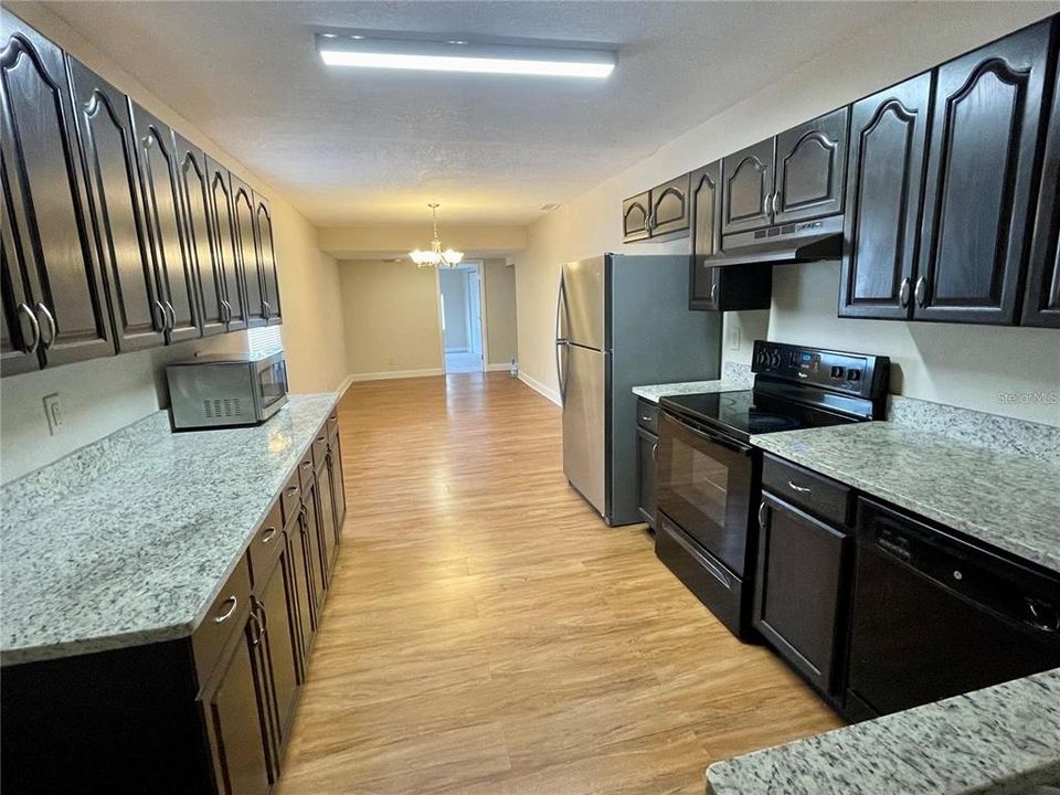 出租: $1,750 (2 贝兹, 1 浴室, 1999 平方英尺)