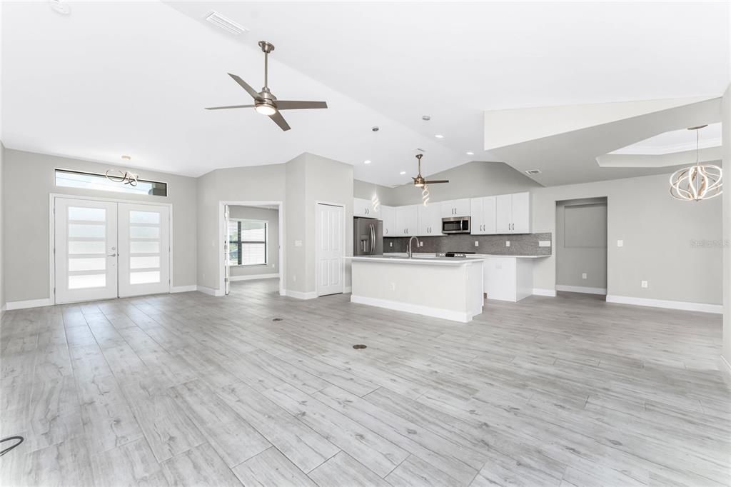 合同活跃: $399,000 (3 贝兹, 2 浴室, 1890 平方英尺)