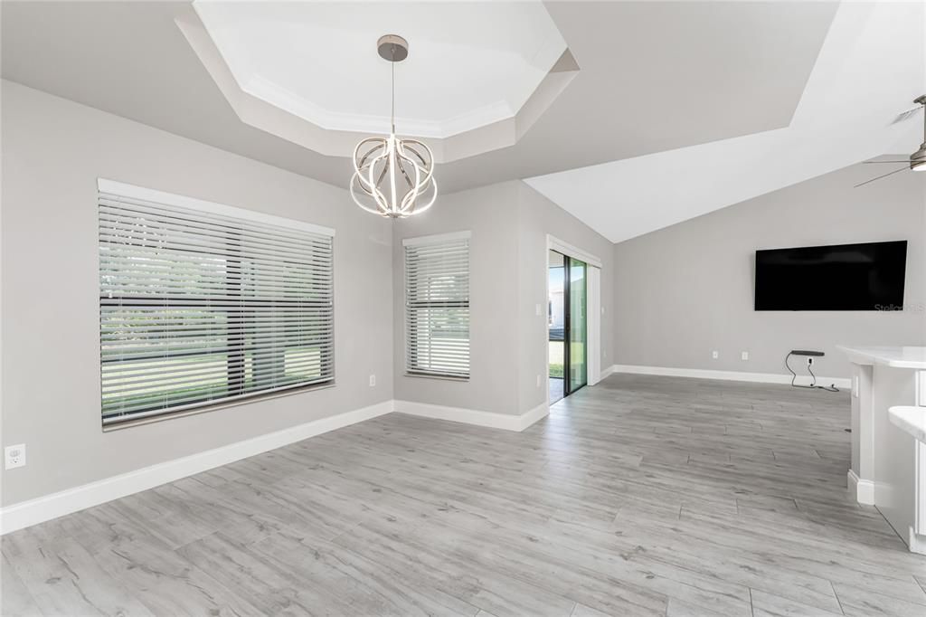 合同活跃: $399,000 (3 贝兹, 2 浴室, 1890 平方英尺)