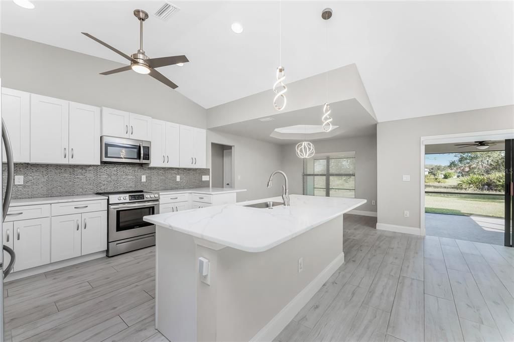 合同活跃: $399,000 (3 贝兹, 2 浴室, 1890 平方英尺)