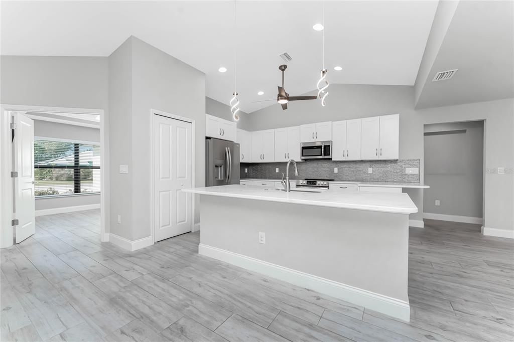 合同活跃: $399,000 (3 贝兹, 2 浴室, 1890 平方英尺)