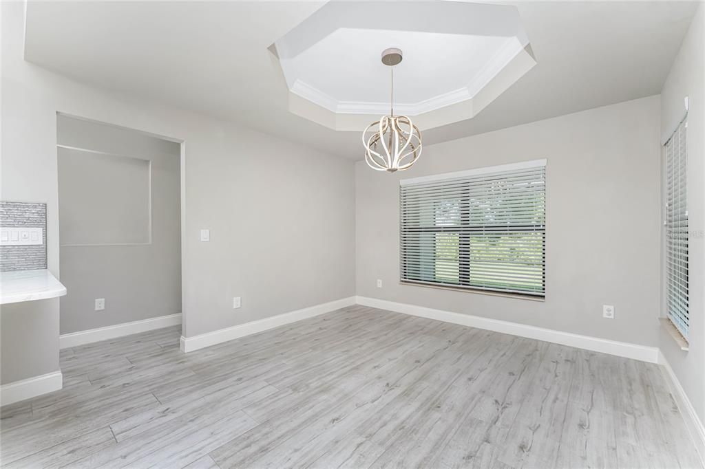 合同活跃: $399,000 (3 贝兹, 2 浴室, 1890 平方英尺)