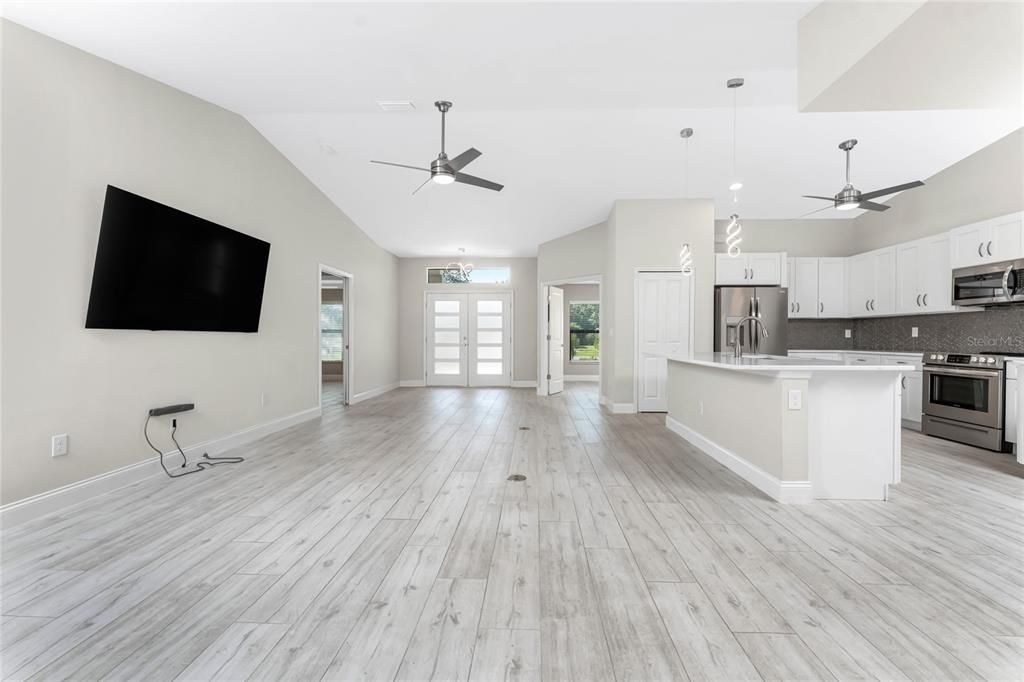 合同活跃: $399,000 (3 贝兹, 2 浴室, 1890 平方英尺)