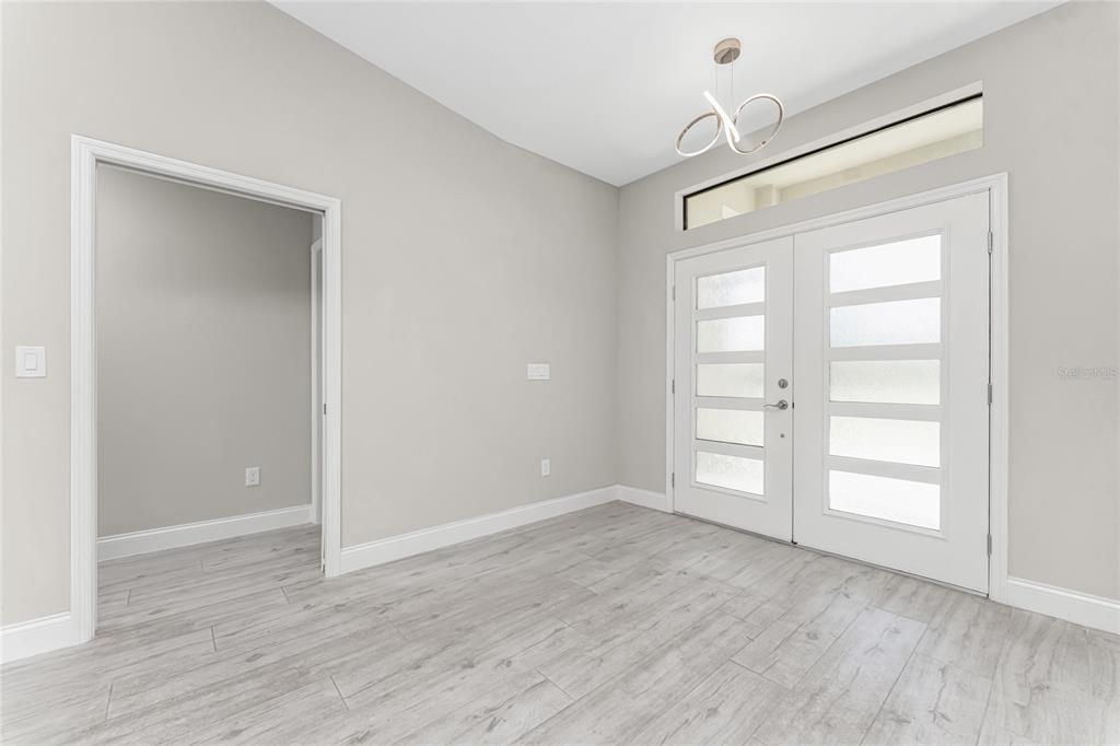 合同活跃: $399,000 (3 贝兹, 2 浴室, 1890 平方英尺)