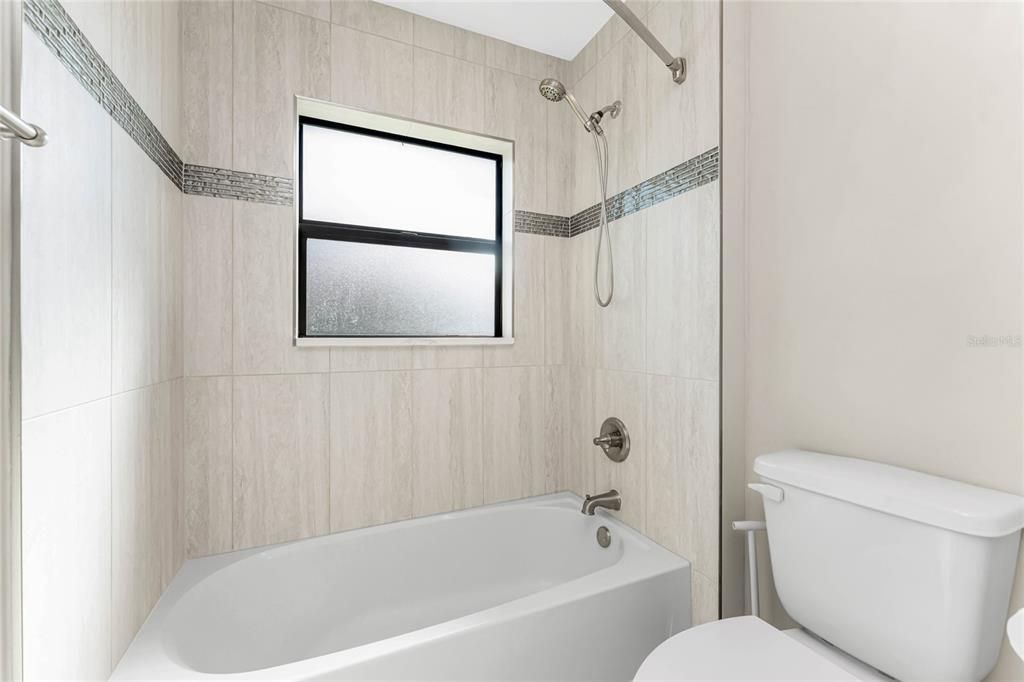 合同活跃: $399,000 (3 贝兹, 2 浴室, 1890 平方英尺)