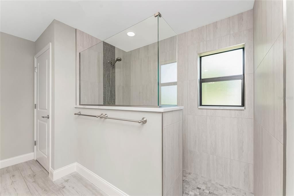 合同活跃: $399,000 (3 贝兹, 2 浴室, 1890 平方英尺)