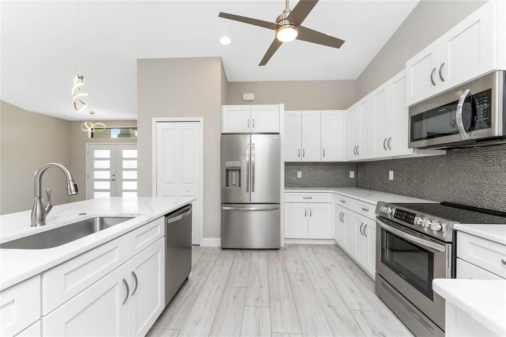 合同活跃: $399,000 (3 贝兹, 2 浴室, 1890 平方英尺)