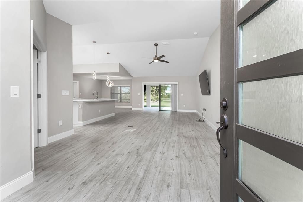 合同活跃: $399,000 (3 贝兹, 2 浴室, 1890 平方英尺)