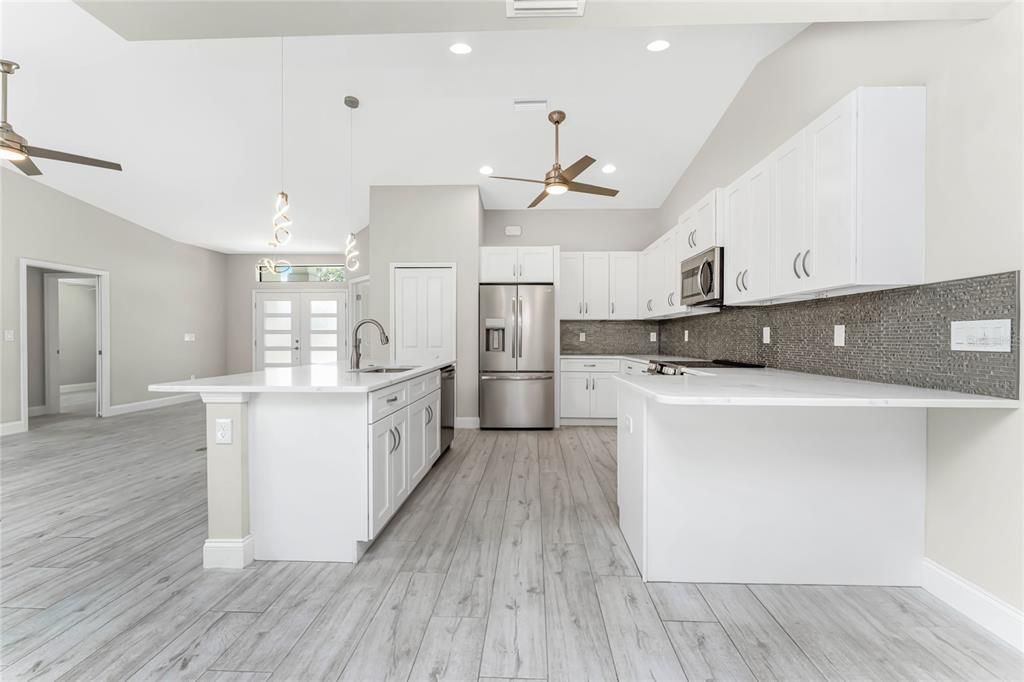 合同活跃: $399,000 (3 贝兹, 2 浴室, 1890 平方英尺)