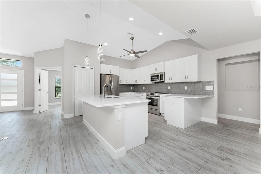 合同活跃: $399,000 (3 贝兹, 2 浴室, 1890 平方英尺)