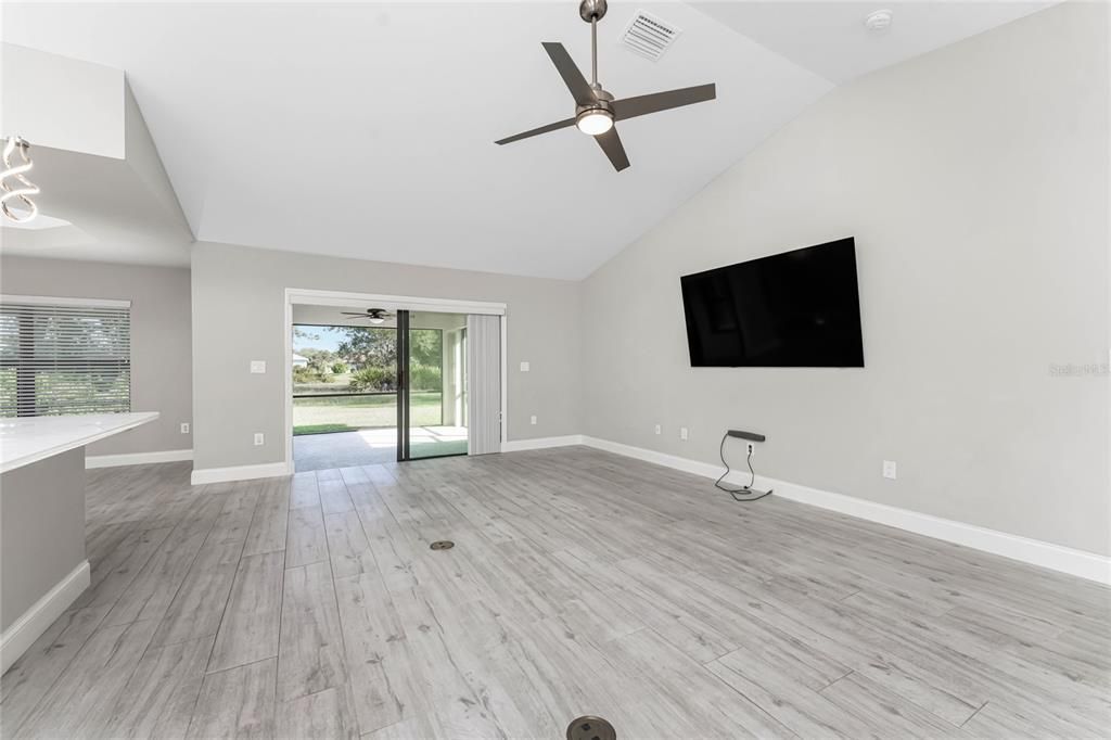 合同活跃: $399,000 (3 贝兹, 2 浴室, 1890 平方英尺)