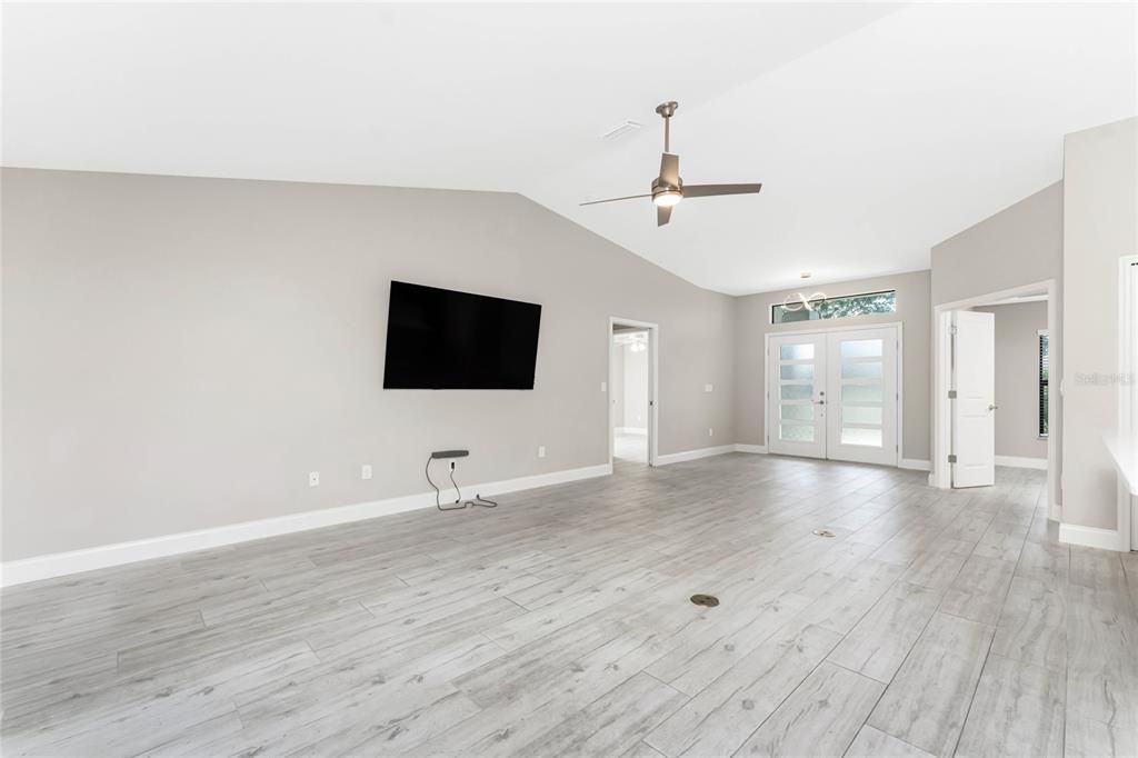 合同活跃: $399,000 (3 贝兹, 2 浴室, 1890 平方英尺)