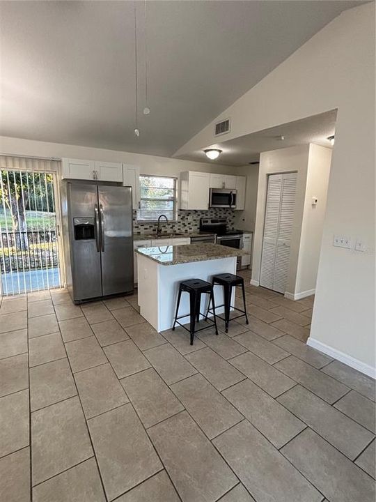 For Rent: $1,600 (2 beds, 1 baths, 998 Square Feet)