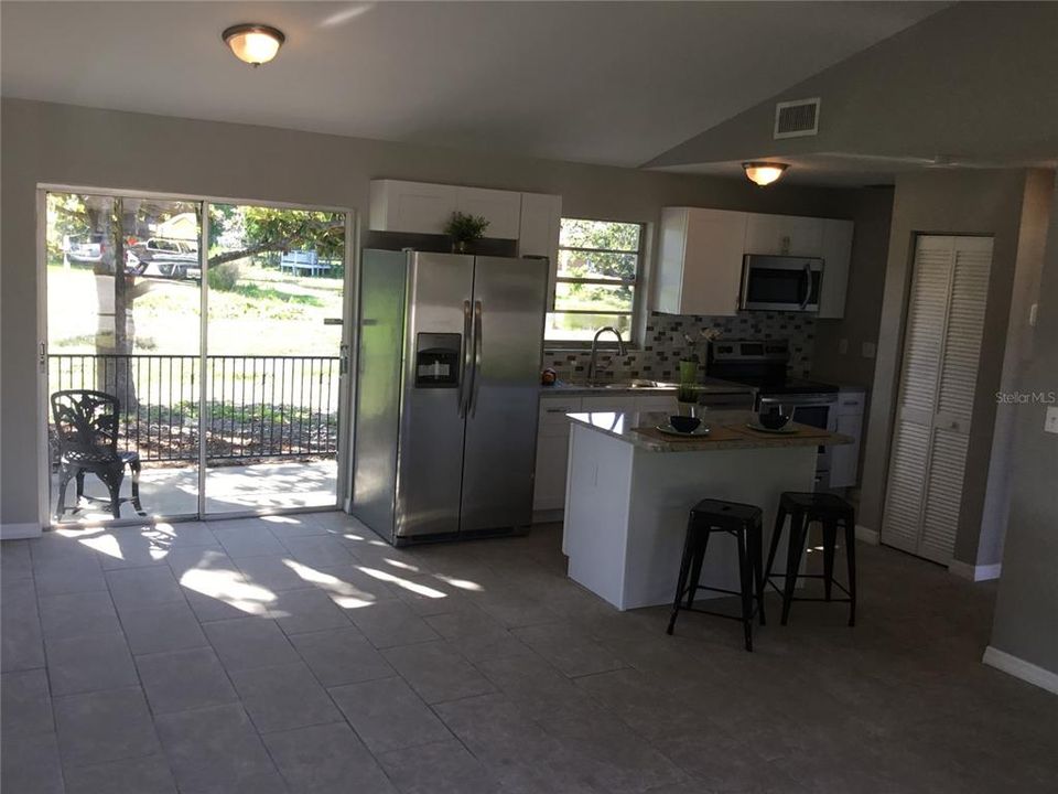 For Rent: $1,650 (2 beds, 1 baths, 998 Square Feet)