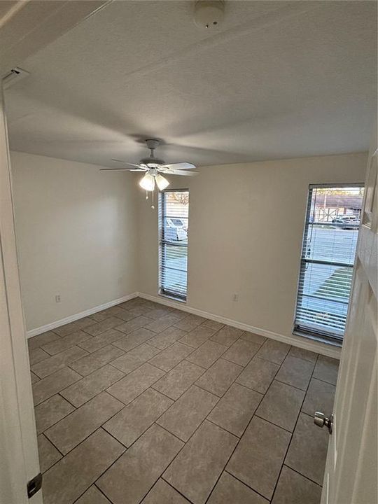 For Rent: $1,600 (2 beds, 1 baths, 998 Square Feet)