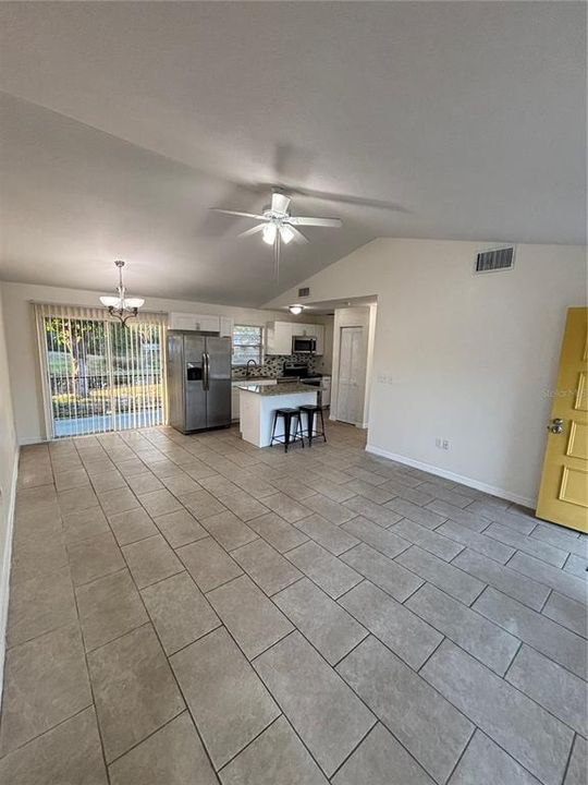 For Rent: $1,600 (2 beds, 1 baths, 998 Square Feet)