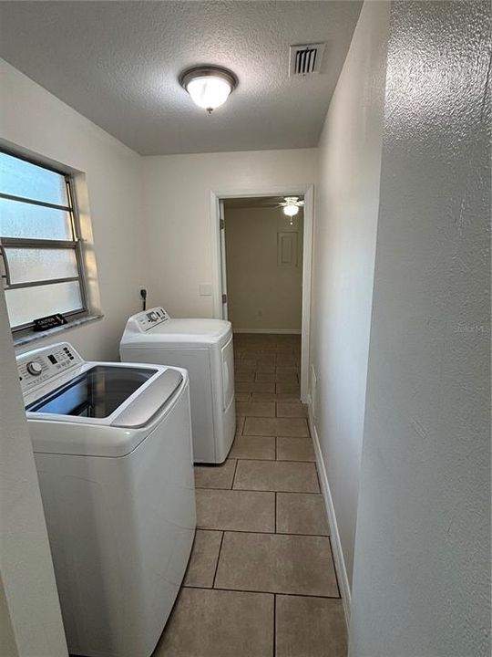 For Rent: $1,600 (2 beds, 1 baths, 998 Square Feet)