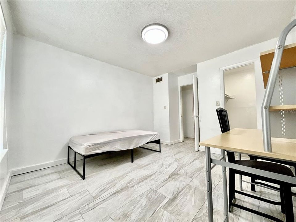 For Sale: $115,000 (1 beds, 1 baths, 660 Square Feet)