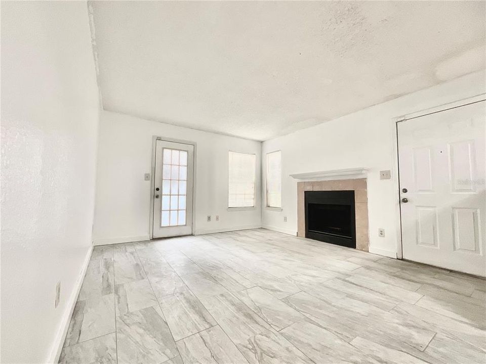 For Sale: $115,000 (1 beds, 1 baths, 660 Square Feet)