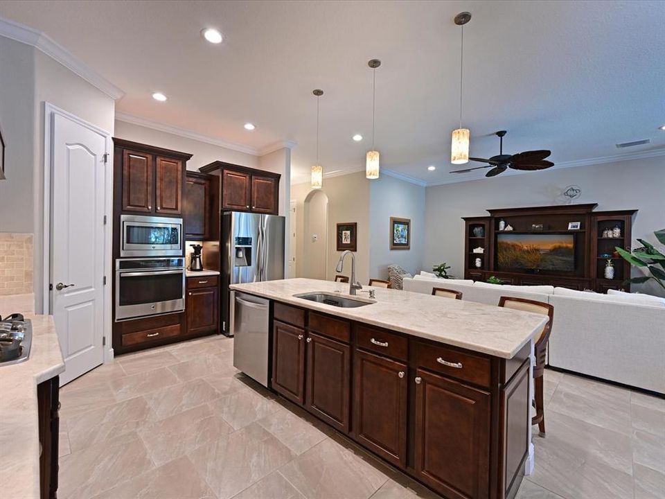 На продажу: $935,000 (4 спален, 2 ванн, 2045 Квадратных фут)