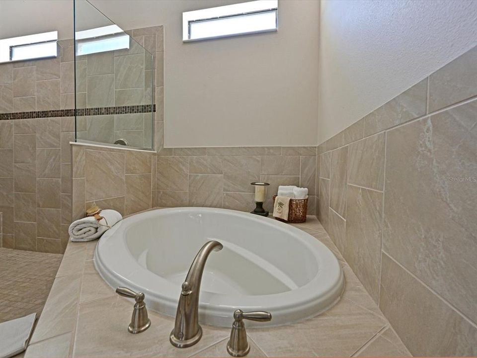 На продажу: $935,000 (4 спален, 2 ванн, 2045 Квадратных фут)