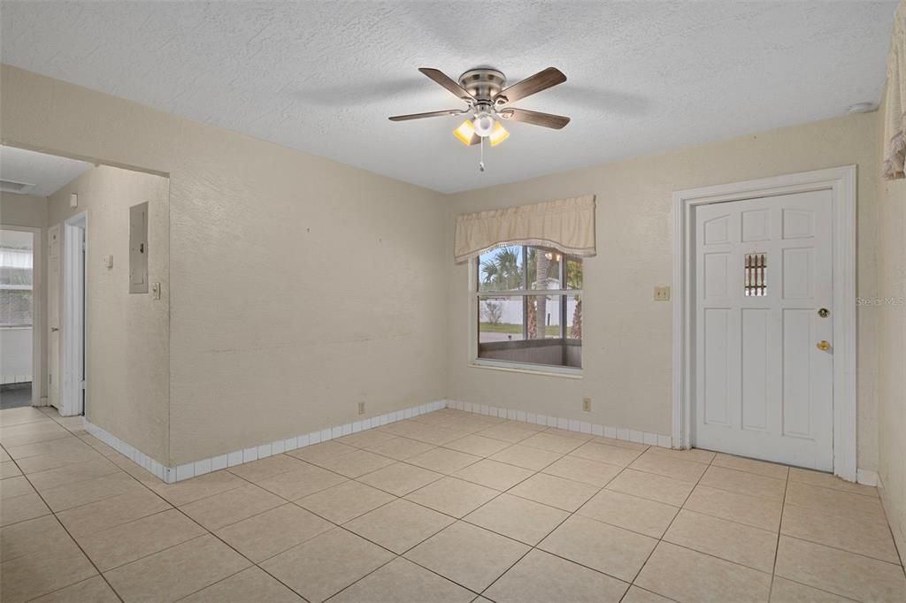 For Sale: $275,000 (3 beds, 1 baths, 850 Square Feet)