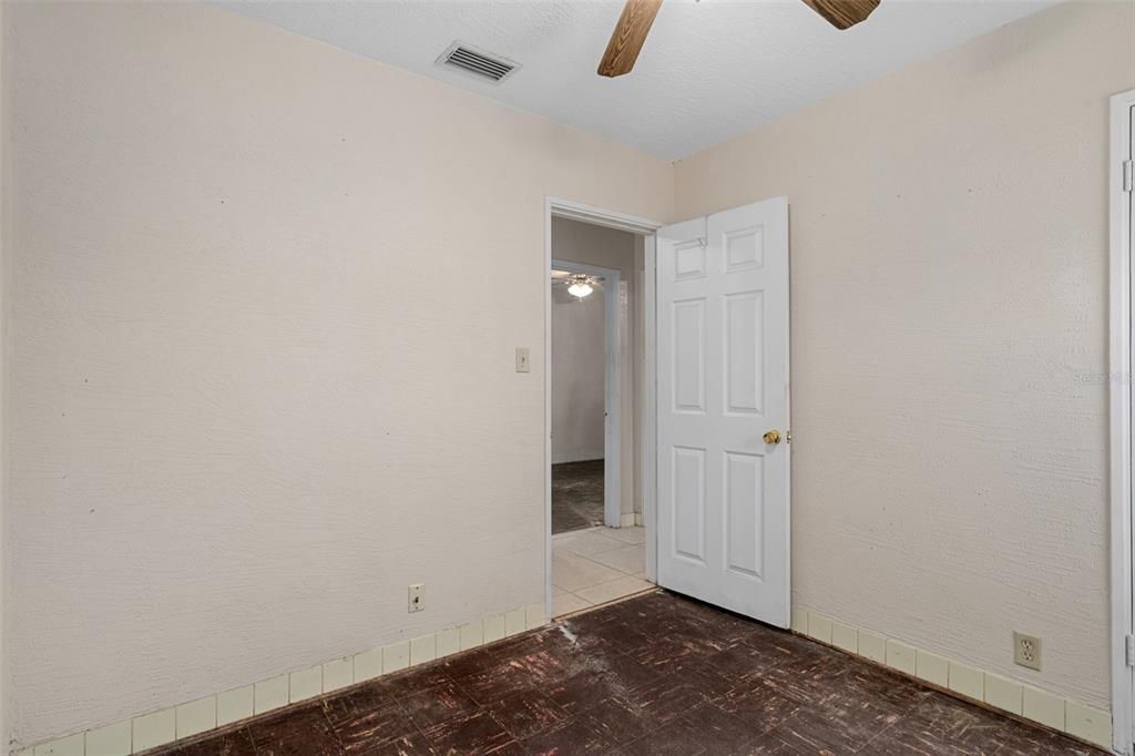 For Sale: $275,000 (3 beds, 1 baths, 850 Square Feet)