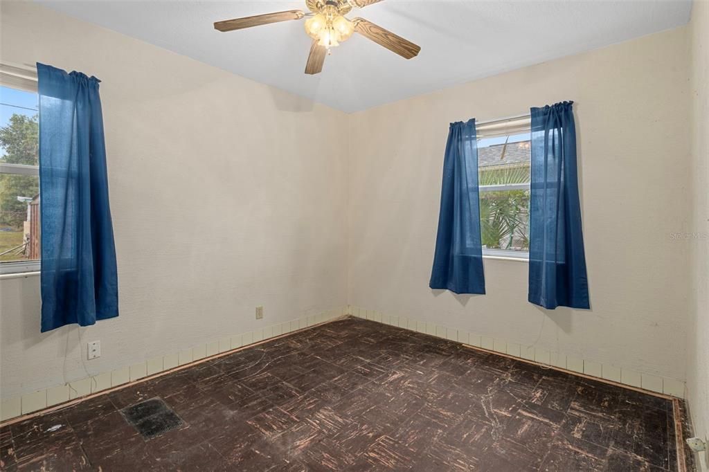 For Sale: $275,000 (3 beds, 1 baths, 850 Square Feet)