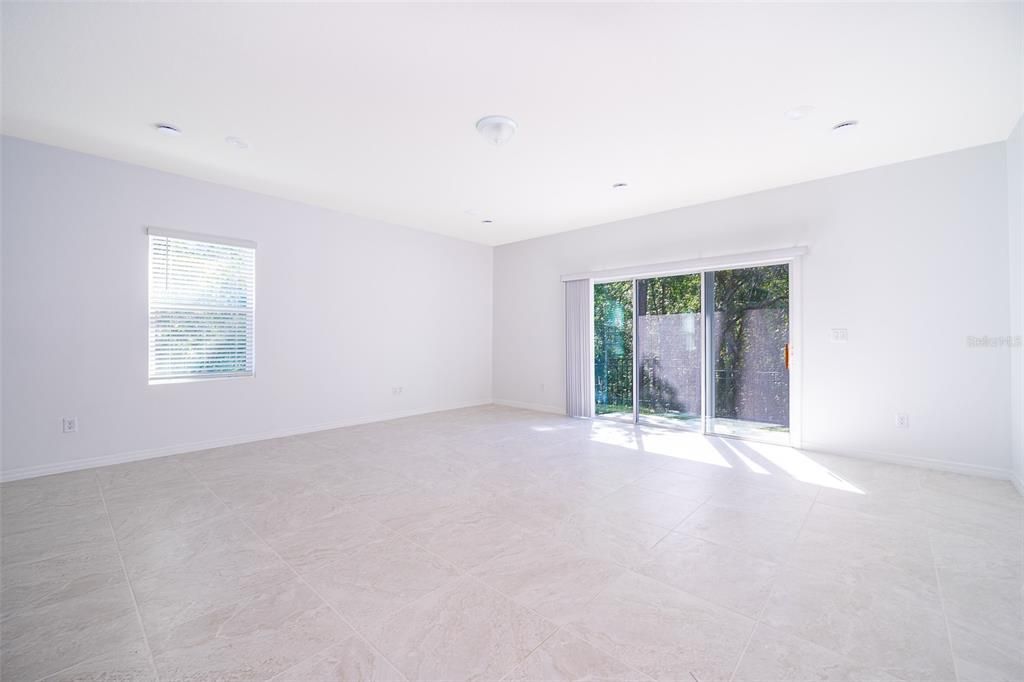 合同活跃: $2,300 (3 贝兹, 2 浴室, 1782 平方英尺)