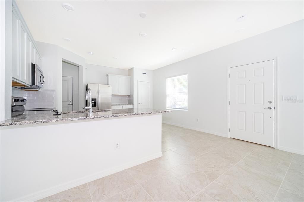 合同活跃: $2,300 (3 贝兹, 2 浴室, 1782 平方英尺)